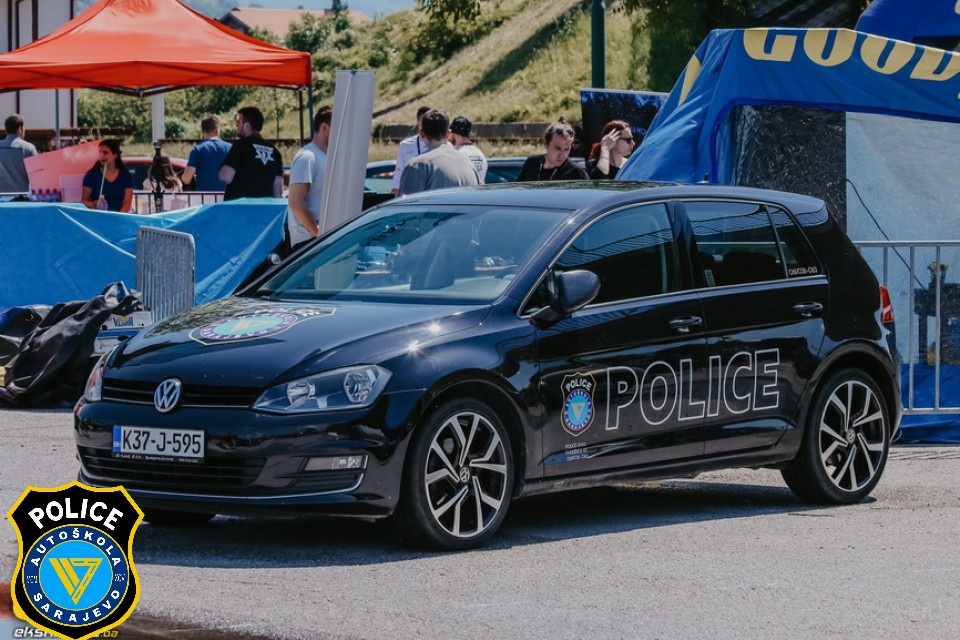 Vozilo autoškole POLICE